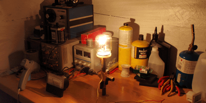 Vacuum chamber with incandescent light inside